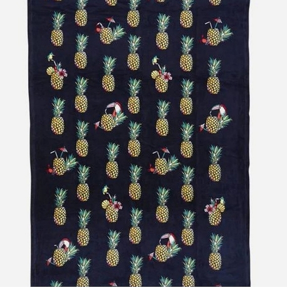 VERA BRADLEY | Plush Toucan Party Throw - Picture 2 of 4